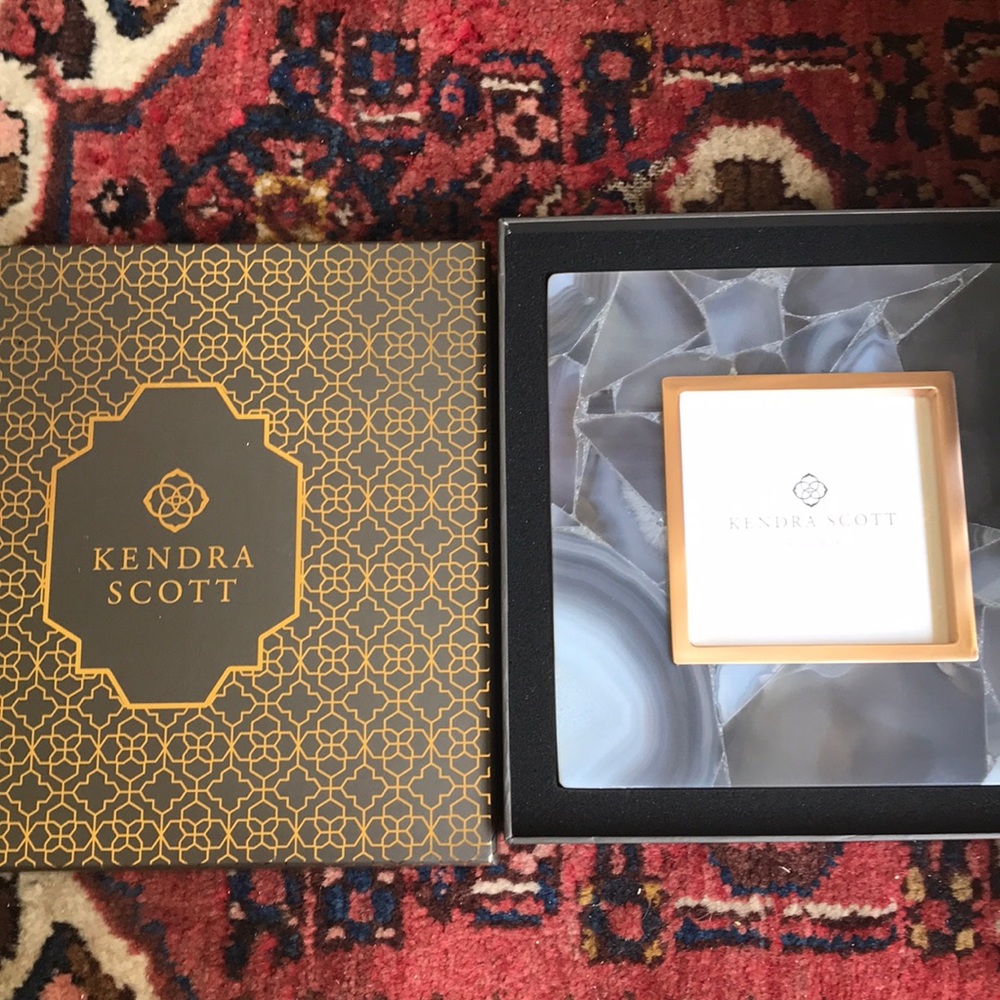 Kendra Scott frame